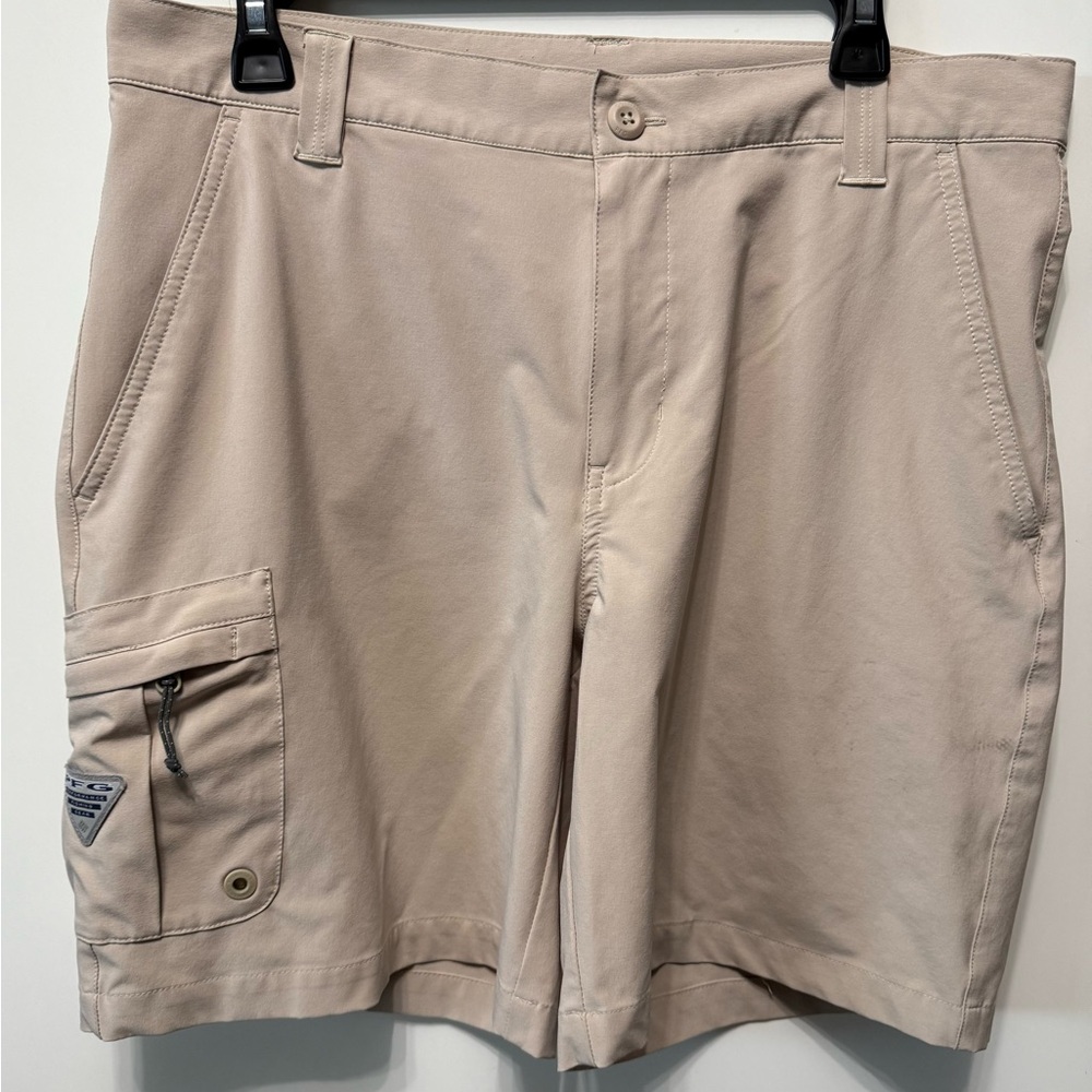 Columbia Men's Beige Cargo Shorts